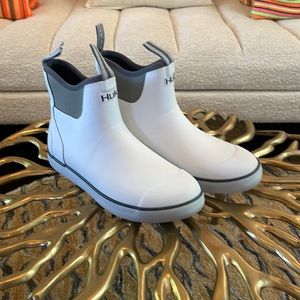 Huk Rogue Wave Boots - White - Men’s Size 9 - NWOT